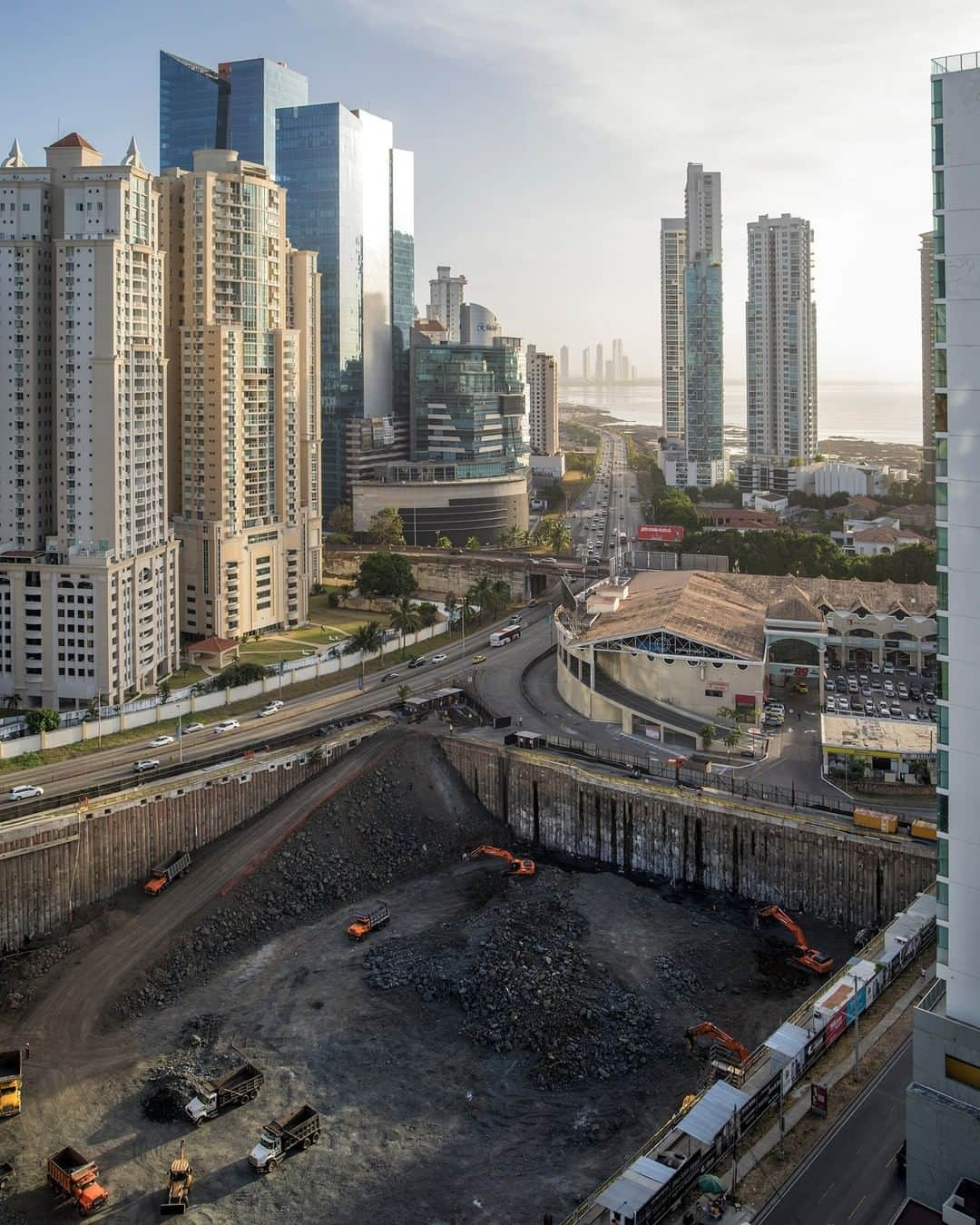 National Geographic Travelさんのインスタグラム写真 - (National Geographic TravelInstagram)「Photo by Gabriele Galimberti @gabrielegalimbertiphoto and Paolo Woods @paolowoods | The construction of a new skyscraper is underway in the Punta Pacifica neighborhood of Panama City. The capital is experiencing a boom of construction, which has left its skyline unrecognizable after just a few years.  #panama #panamacity」7月4日 7時00分 - natgeotravel