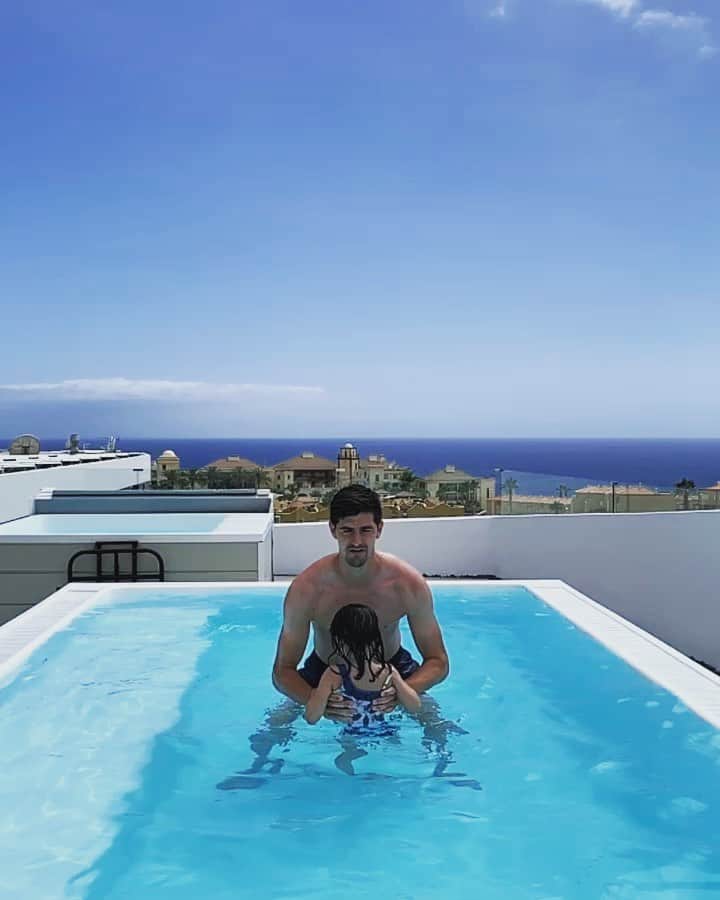 ティボ・クルトゥワのインスタグラム：「1..2..3 ✈️ 😄💦」