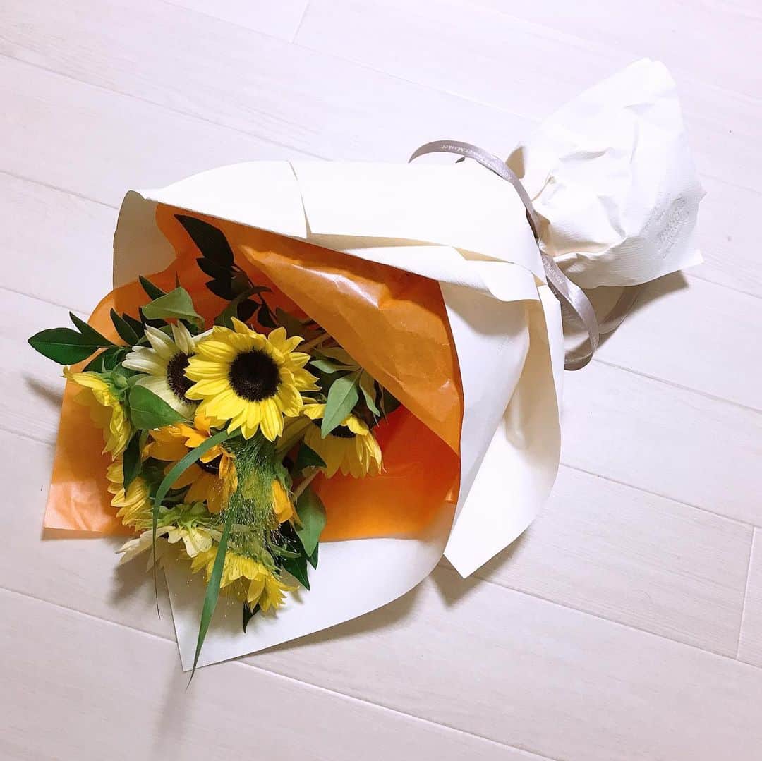 希月紫帆のインスタグラム：「昨日は自分の誕生日と同じくらい大切な日だったので、お花屋さんに行って向日葵の花束を作ってもらったよ！🌻🌼💐 大好きな向日葵の花束、とっても素敵で心踊りました✧˖ ドルーチュの時に頂いたお花のこと思い出したよ( ´ ` )♡ 特別な日って感じ！  #日向ネジ生誕祭」