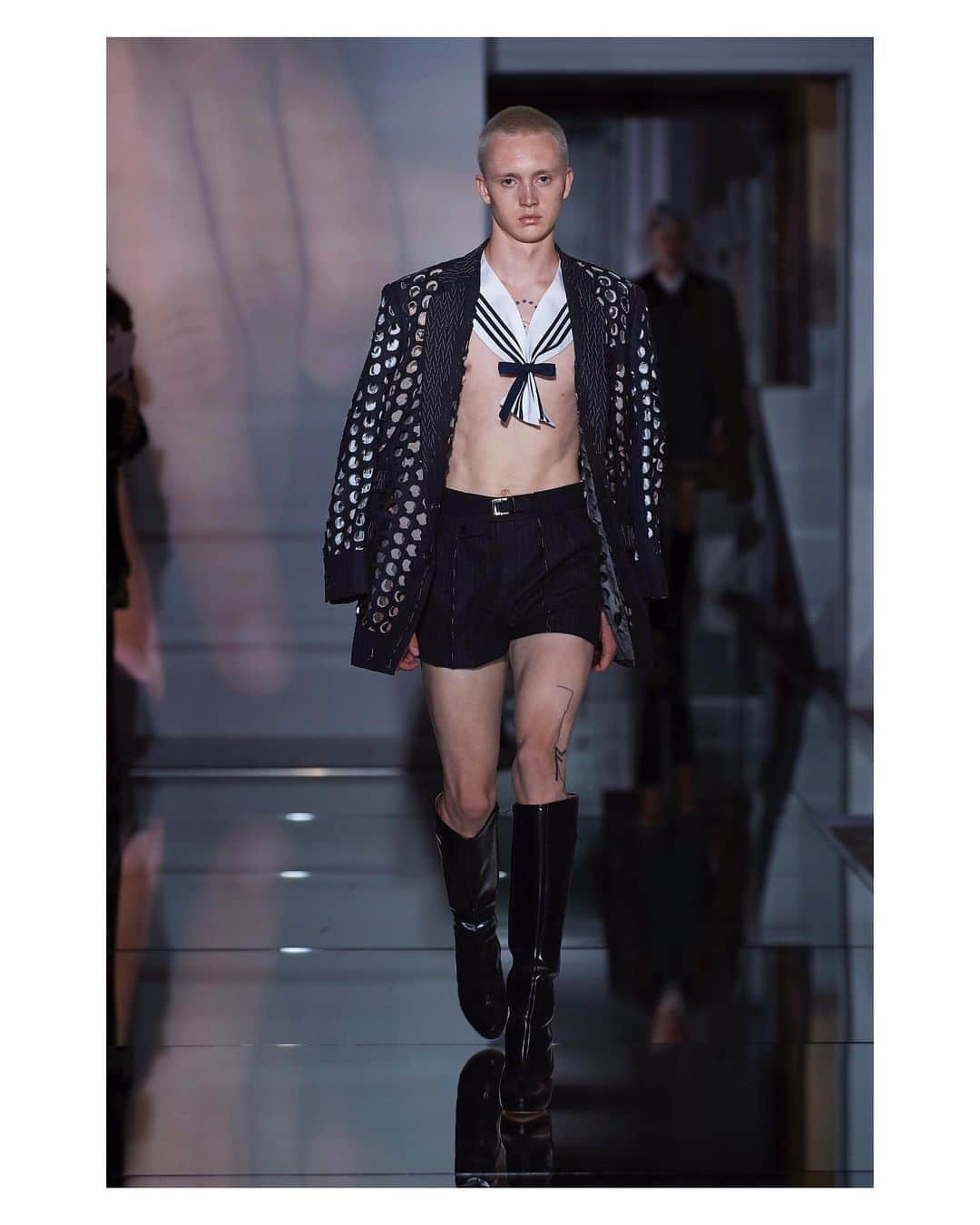 Maison Margielaさんのインスタグラム写真 - (Maison MargielaInstagram)「Pinstripe jacket with hand-cut holes worn with matching shorts, a sailor collar and black box leather boots. Look 3 from Artisanal Co-ed Collection AW19 designed by @jgalliano #MaisonMargiela」7月4日 7時19分 - maisonmargiela