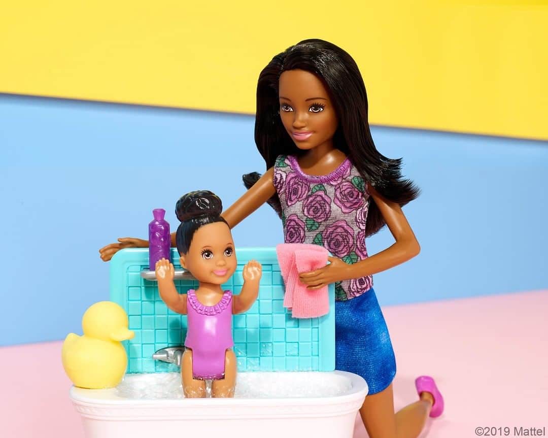 バービーさんのインスタグラム写真 - (バービーInstagram)「Wash away troubles with the help of some bubbles! 💦🛁⁣⁣ ⁣⁣ Shop the #Barbie Skipper Babysitters INC Dolls & Playset now.」7月4日 7時30分 - barbie