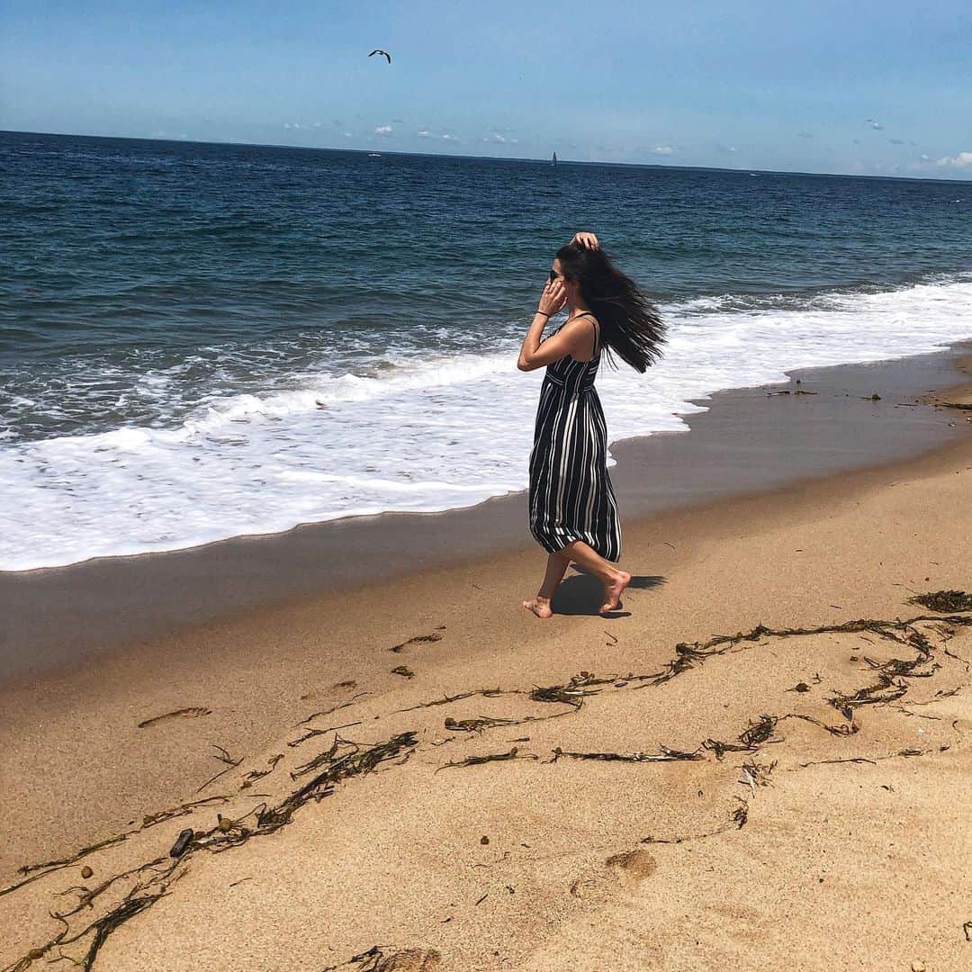 マリッサ・キャステリのインスタグラム：「Forever fixing my hair. . . . . . . *#summer #rhodeisland #blockisland #beachlife #newshoreham #sunnyday」