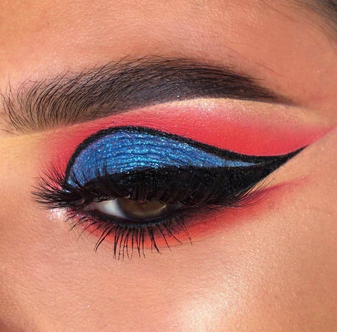 LORACさんのインスタグラム写真 - (LORACInstagram)「Neon CAT EYE comin’ at ya! 😼 Check out this glorious precision work by @aa.gx using shades ⚡️ATOMIC+DISCO⚡️ from our Neon Lights PRO Pressed Pigments Palette (available for only a limited time on ULTA.com & LORAC.com) #LORAC #LORACNeonLights #LORACCosmetics #repost @aa.gx What do you guys think about this eye look? ☺️ ⠀⠀⠀⠀⠀⠀⠀⠀⠀ 💙 BROWS: @anastasiabeverlyhills #dipbrowpomade ‘Ebony’ + clear brow gel ⠀⠀⠀⠀⠀⠀⠀⠀⠀ 💙 EYES: @loraccosmetics Neon Lights palette ⠀⠀⠀⠀⠀⠀⠀ (Shades: Atomic, Disco) ⠀⠀⠀⠀⠀⠀⠀⠀⠀ + @rimmellondonus Thick & Thin black eyeliner ⠀⠀⠀⠀⠀⠀⠀ 💙 HIGHLIGHT: #abhxamrezy ⠀⠀⠀⠀⠀⠀⠀⠀⠀ #abh #anastasiabeverlyhills #loraccosmetics #underratedmua #undiscoveredmuas #slayagebeauties #byadree #wearebrows #rimmellondon」7月4日 7時25分 - loraccosmetics