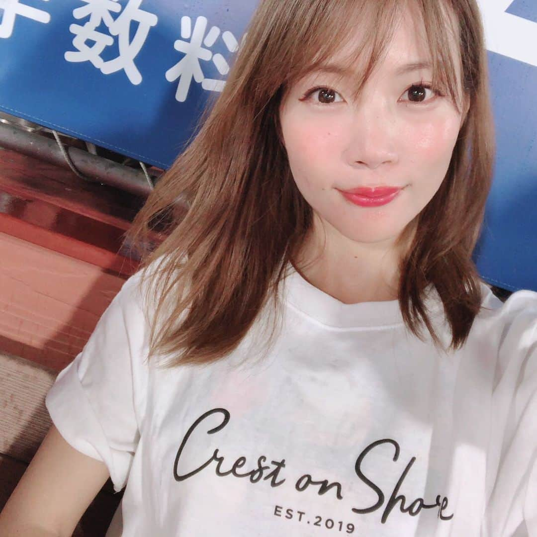 古田ちさこさんのインスタグラム写真 - (古田ちさこInstagram)「おはよう〜❕ この @crestonshore の新作Tシャツ、現在予約販売中です🤩 こないだのハマスタにも着て行ってたし、自転車コーデにも合うの🚲✨ サイクリングでハマスタまで行こうかとも考えたけどとある理由で断念。 ヒント…最後の動画。笑🍺 . クレストンショアは女子プロ野球選手で大好きな #高塚南海 @southsea28 選手、#加藤優 @y_k_9_jwbl 選手も着ているので密かにお揃い気分を喜んでいます😘 南海ちゃんはカープ優勝本で対談させていただき、優ちゃんはトークショーのMCをさせていただきお会いしたことがあるのですが生で見るお二人はより美人で性格も良くてすっかりファンなんだ☺️✨ . Tシャツは金曜夜までが予約販売期間なので気になってる方はお早めにだよ😳✨ . #crestonshore#クレストンショア #tshirtdesign#tshirtlovers  #cyclinggirl#cycling_queens  #Tシャツコーデ#自転車女子」7月4日 7時34分 - chisakofuruta