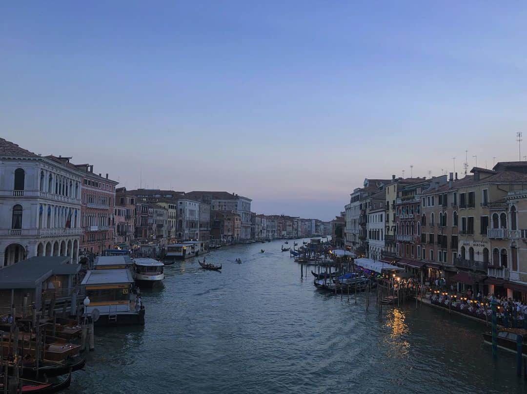 ジンジョー・リーのインスタグラム：「Venice, Italy. Don’t wake me up ✨😍」