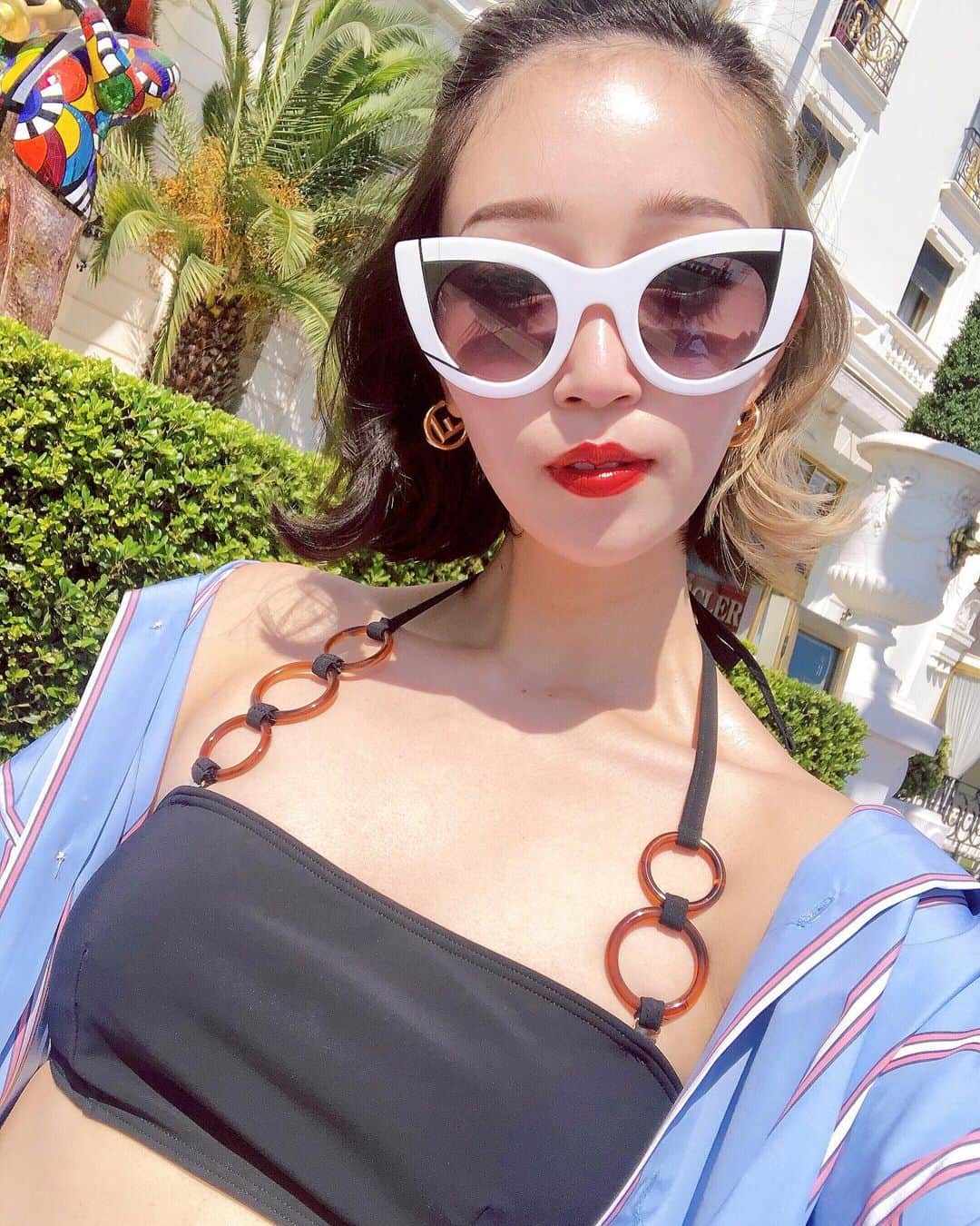 のインスタグラム：「😎😎😎 ホテル前のbeachへ⛱ 早速NEWサングラス付けてみたよ😎 久々に髪をウェーブ巻きに！！！ インナーカラーが抜けてきて さらに良い感じに変化してる🤤⛱ ・ ・ #nice#🇫🇷#ニース#あん旅 #ウェーブヘア#ボブ#beach #provence#cotedazur」