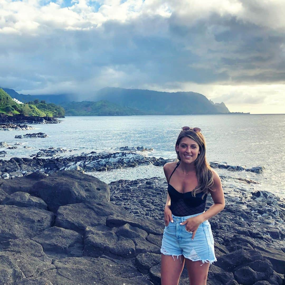 サマンサ・シザーリオさんのインスタグラム写真 - (サマンサ・シザーリオInstagram)「Queen’s Bath, Kauai • our quick pit stop on the way home from the beach turned into a two-hour, mildly treacherous hike... it was pretty stinkin cool though! 👌🏼 think I’ve definitely hit my adventure limit 🥵」7月4日 7時36分 - sammi.kramer