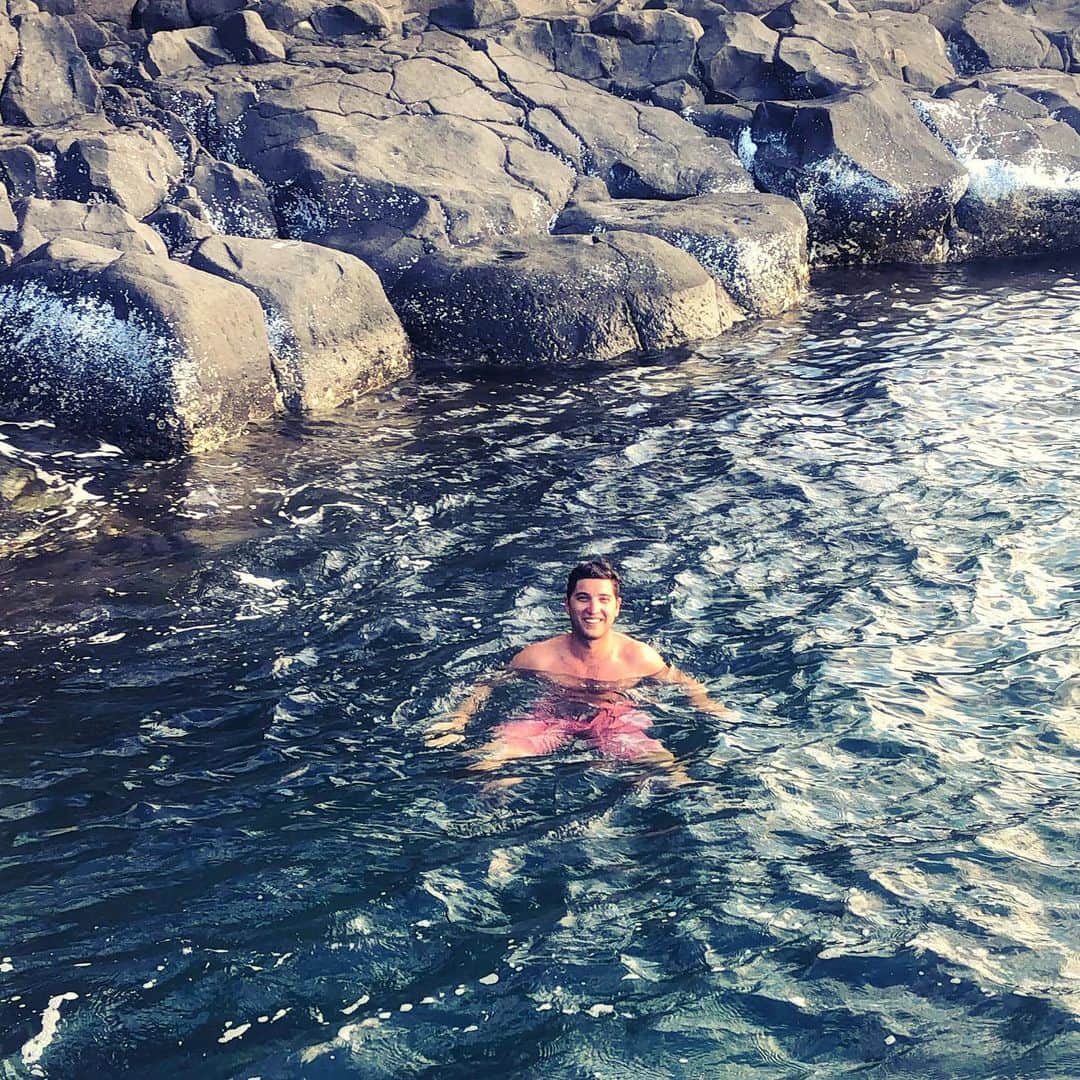 サマンサ・シザーリオさんのインスタグラム写真 - (サマンサ・シザーリオInstagram)「Queen’s Bath, Kauai • our quick pit stop on the way home from the beach turned into a two-hour, mildly treacherous hike... it was pretty stinkin cool though! 👌🏼 think I’ve definitely hit my adventure limit 🥵」7月4日 7時36分 - sammi.kramer