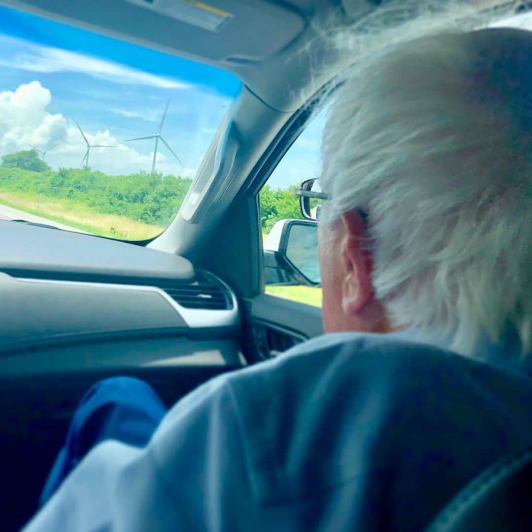 バーニー・サンダースさんのインスタグラム写真 - (バーニー・サンダースInstagram)「On the road Iowa City ➡️ Des Moines. Contrary to President Trump’s belief, we have concluded that wind turbines do not cause cancer...」7月4日 7時47分 - berniesanders