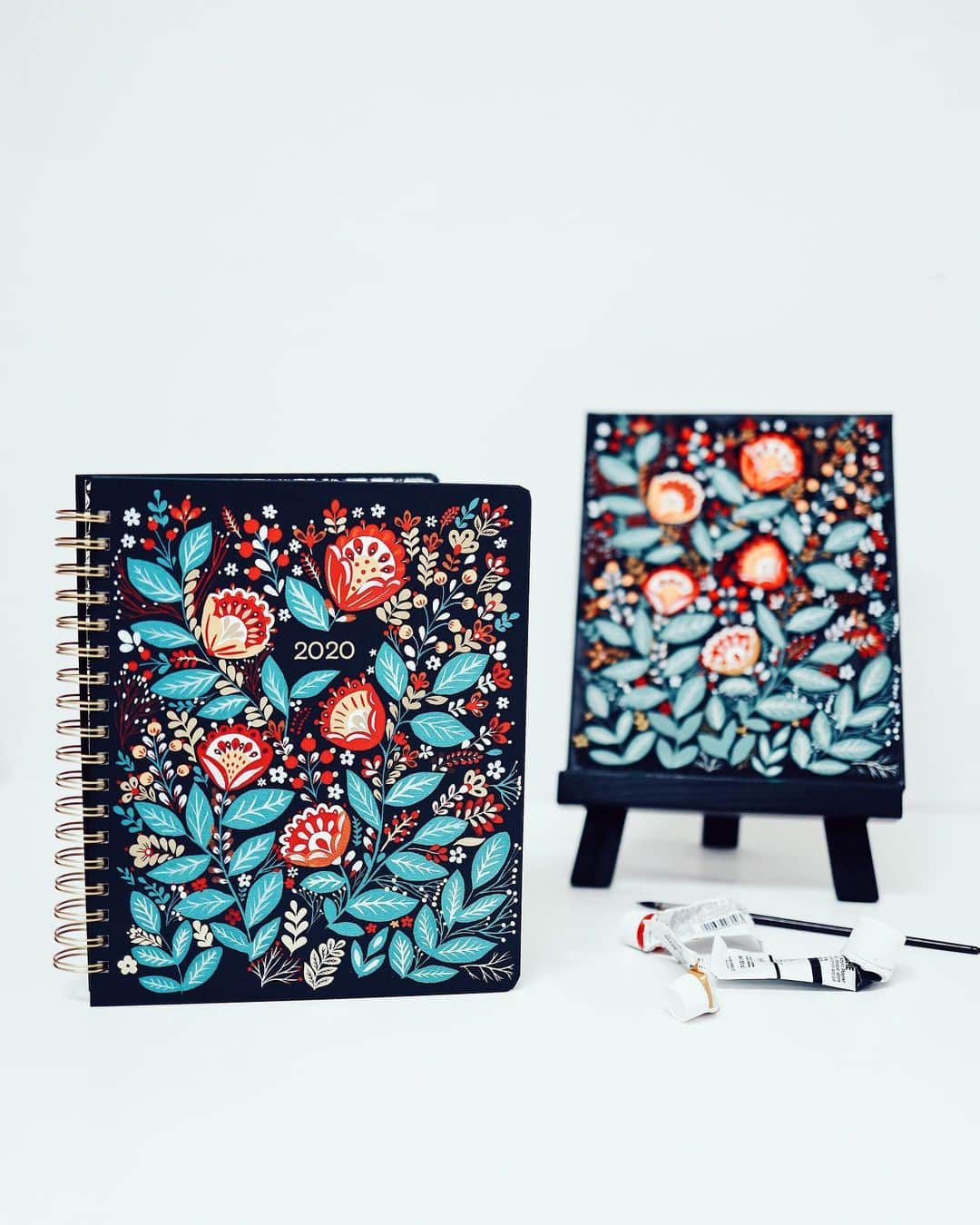Dinara Mirtalipovaのインスタグラム：「Can you believe it’s time for 2020 planners?! I’m busy today shooting this High Note Collection that includes a large hard cover planner, medium hard cover planner, soft cover planner, non-dated organizer and a wall calendar. I’m so happy with how all of them turned out, the quality of the books, gold foil details and the paper stock is absolutely superb. Big thanks to the team of @sellerspublishing for making it just right ❤️. This collection will be available on my website later this week. If you need them sooner please know the collection is available on Amazon (in the search bar just look up ‘dinara mirtalipova’). And if you are a boutique owner and wish to place a wholesale order - please contact @sellerspublishing  #highnotecollection #2020planners #mirdinaraplanners #mirdinara #dinaramirtalipova」