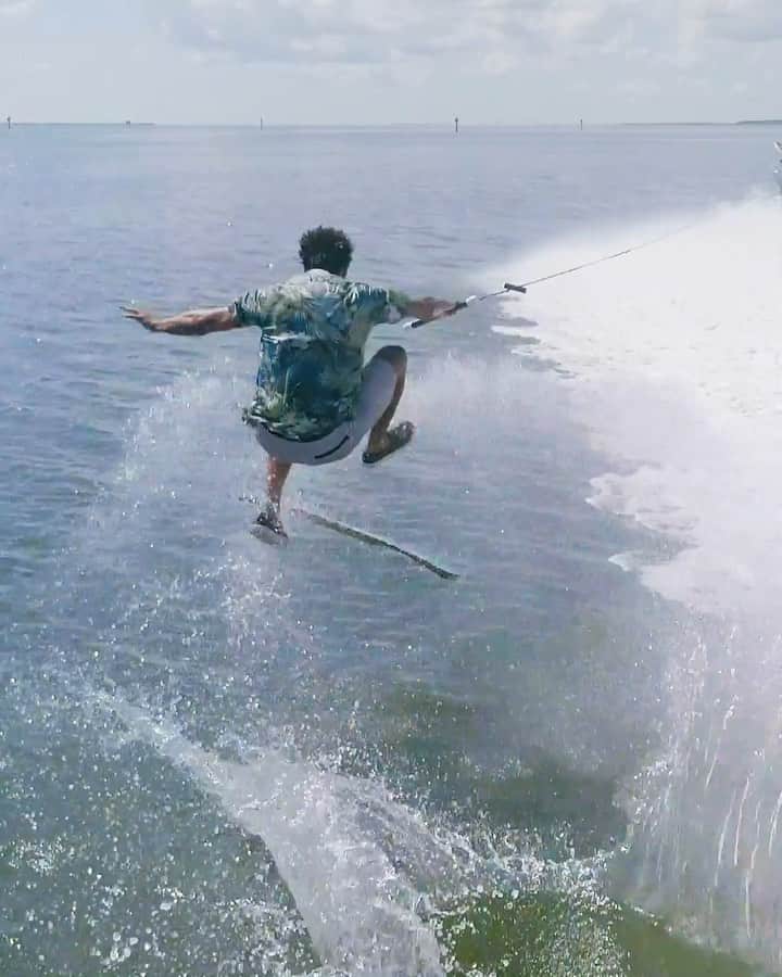 のインスタグラム：「Drippy set-up. 💦 5 days, 400 miles, 3 disciplines, 2 boats, 1 loop. 💦 🏃‍♂️: @briankgrubb 🏃‍♂️: @parxxx 🏃‍♂️: @massipiffa #wakeboard #wakeskate #wakesurf #foil #efoil #redbull #givesyouwings」