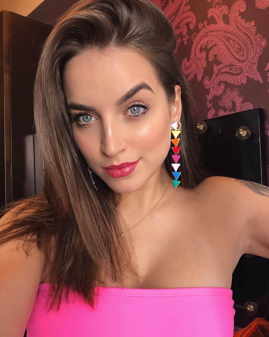 Bruna Unzuetaのインスタグラム：「Um pouco de cor pra essa quarta feira 🌈」