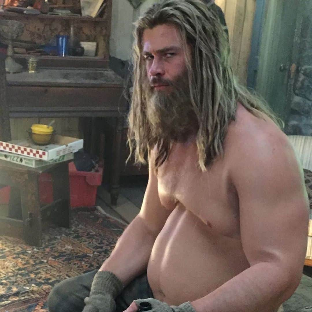 E! Onlineさんのインスタグラム写真 - (E! OnlineInstagram)「Before Instagram went down: Dedicated. Focused. Summer ready. After Instagram went down: Bored. What do we do with our time? Must eat(?) (📷: Chris Hemsworth)」7月4日 7時51分 - enews