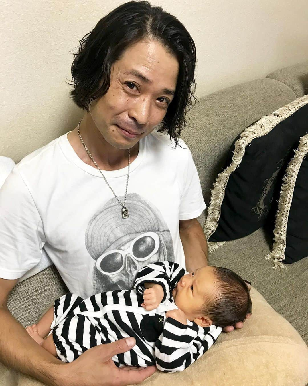 輝良まさとさんのインスタグラム写真 - (輝良まさとInstagram)「・ 2019年7月3日 今年も無事に誕生日を迎えることができました😄❣️ ・ 1番のプレゼントはやはり真那人かな❤️ 元気に産まれてきてくれてありがとう❤️ 最近抱っこで寝る快適さを覚えたようですが、慣れない育児に四苦八苦しながらも貴方を育てられて最高に幸せだょ🥰✨✨✨ ・ 産後まだ3週間ほどなので、相変わらず引きこもり生活で今日も日中は真那人とのんびりゆったり👶🍼🤱 でも夕方にこのお三方が遊びに来てくれましたー😆❣️❣️❣️ さちこーーー❤️ としさーーん❤️ れなちゃーん❤️ れなちゃんは関東住みですが、さちこととしさんはわざわざ関西から帰省がてら来てくれました😭🙏🙏 久しぶりにみんなに会えて嬉しかったー💓 ハーゲンダッツも大量にいただいてめっちゃ嬉しい、感謝😍笑 ・ 夜はデリバリーを頼み（手抜き🤣）妊娠糖尿病のせいでずっと我慢してたキルフェボンのタルトを主人が買って帰ってきてくれました😊🍰 久しぶりにキルフェボン食べたけど、やはり超絶美味しいわー😍🍰 あと2個あるから食べるの楽しみ💓笑 3人で写真撮りたかったけど、主人が帰ってきた時真那人は爆睡中だったので起こすのも可哀想で撮れず💦 さぁ、真那人寝てるしゆっくりご飯食べようと思って一口食べたところでうわぁーーーんと泣いて起き、なんだか機嫌悪くてギャン泣きだった真那人…😅笑 そのまま約2時間ご機嫌斜めで泣きまくってたので、3人の写真は諦め、せっかくのご飯も冷めたのを食べるというこれまた赤ちゃんあるある😅笑 ・ 私のハッピーな気持ちに反して昨日は夜中も2時間おきに起きてご機嫌斜めの真那人でした💦笑 ・ 今年も幸せな1年になりますように😊💓 ・ ・ #天使ママ#レインボーベビー#レインボーベビー真那人#令和元年ベビー#6月生まれ#6月11日生まれ#20190611#新生児#0ヶ月#赤ちゃん#赤ちゃんのいる生活#可愛い#愛おしい#新米ママ#育児#手探り#奮闘中#頑張ります#誕生日#ケーキ#キルフェボン#大好き#美味#宝塚#花組#祐澄しゅん#飲み友達#ありがとう」7月4日 8時01分 - kirahama0703