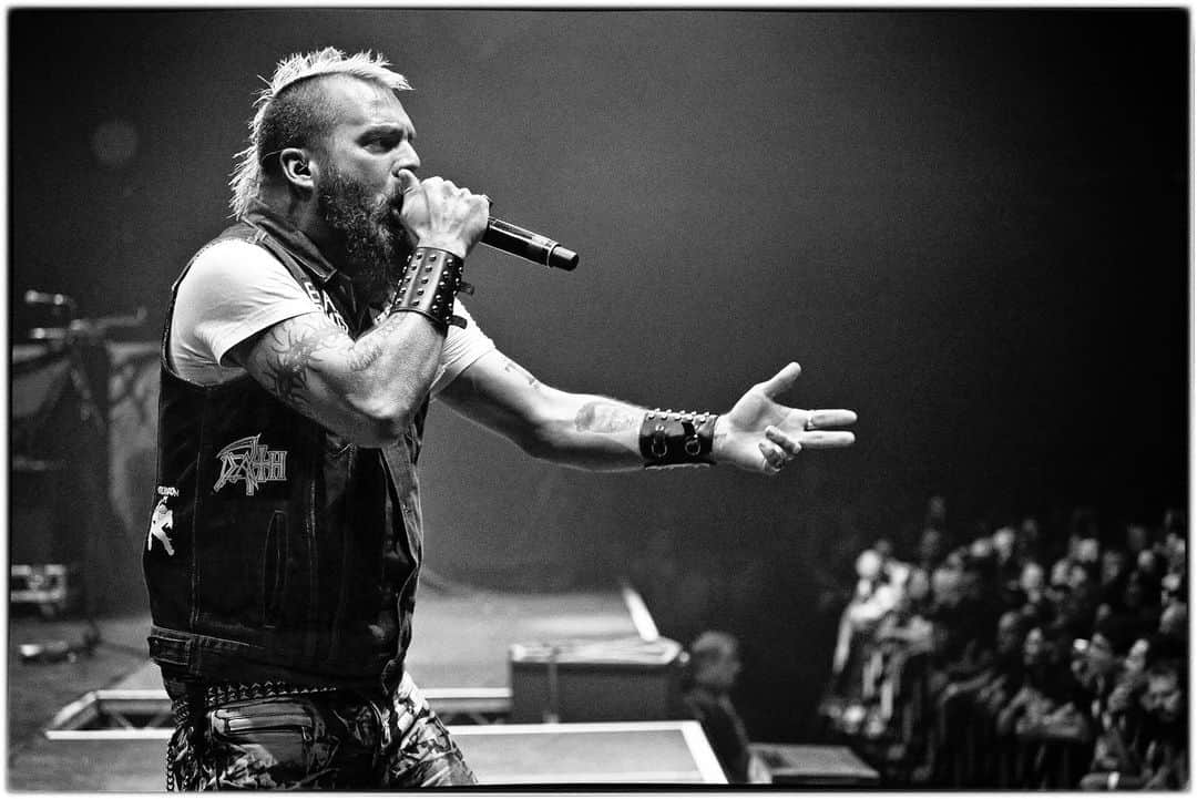 Revolverさんのインスタグラム写真 - (RevolverInstagram)「Happy birthday, @jesse_d_leach! From @killswitchengage to Seemless to the Weapon and beyond, what Leach song is your favorite? 📸: @manalivecreative」7月4日 8時03分 - revolvermag