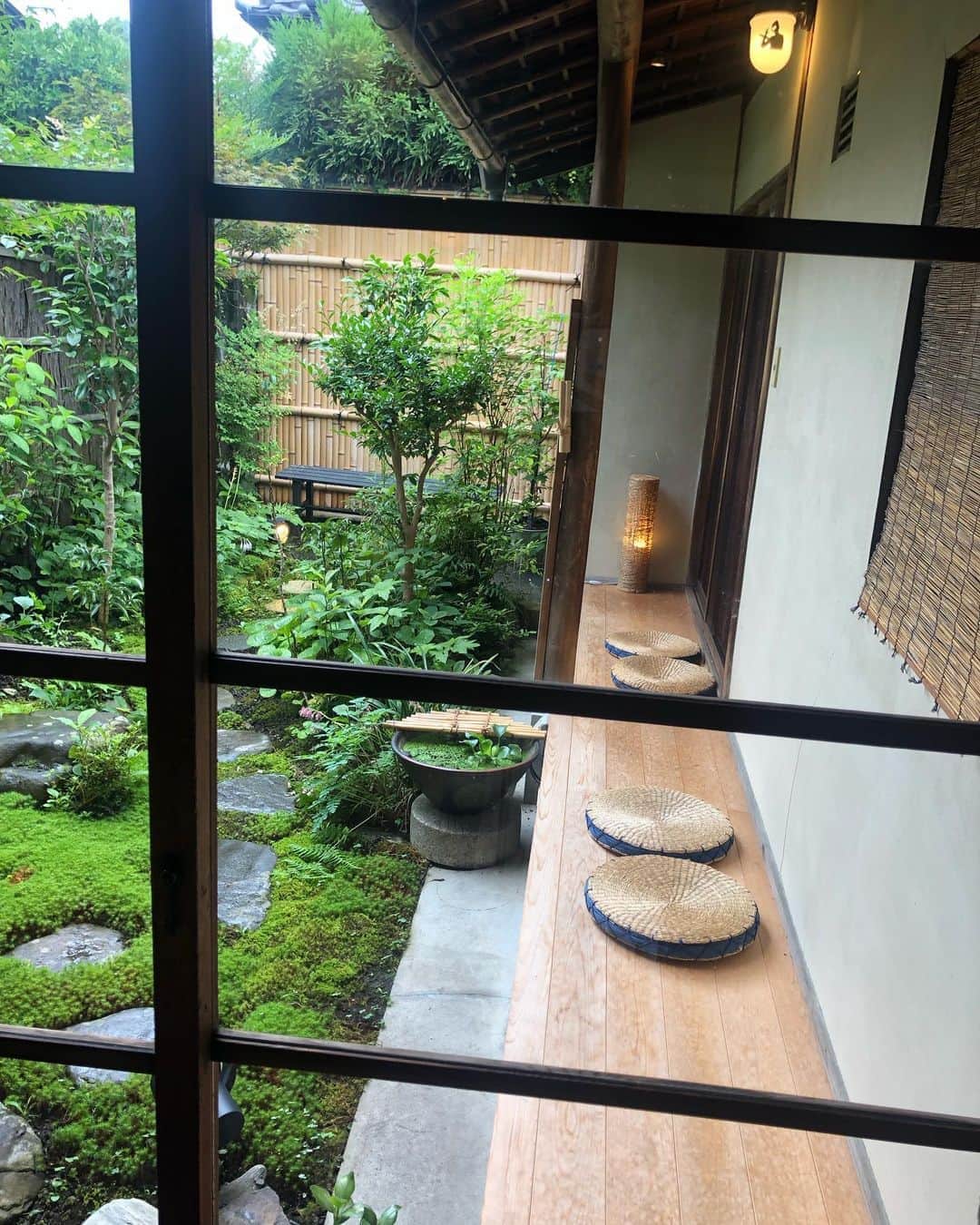 長谷川朋美さんのインスタグラム写真 - (長谷川朋美Instagram)「京都では定期的にお会いしている @reico_tagami とランチ💓 かれこれ7年くらいのお付き合いですが、この7年でお互い劇的に変化しながらも、会うと安らぐ不思議な感じ☺️ ・ 思いや価値観に共通する部分があるというのはもちろんなんですが、言葉では言い表せない繋がりを感じます（笑） ・ こんなに長く定期的に会う方は かなり限られているので大切なご縁。 ・ この日は玲子さんの新居にもお邪魔し、久々に旦那さまにもお会いでき、色々話せて本当楽しかったな。 玲子さんの旦那さま大好きなんです😻 ・ お家はお城か⁉︎美術館か⁉︎みたいな豪邸で、近所の京都らしいレストランにも連れて行って頂き、本当最高でした✨ ・ 最後の写真2枚は、先月に引き続きの、なかなか予約が取れない #祇園きだ さんで定例ご飯会。 安定の美味しさでした💓 ・ やっぱり京都は最高！ これからも定期的に通います😎 ・ #京都 #kyoto #friend #レメディガーデン #布ナプキン #organic #田上玲子 #長谷川朋美 #女性経営者」7月4日 8時15分 - hasegawa.elena.tomomi