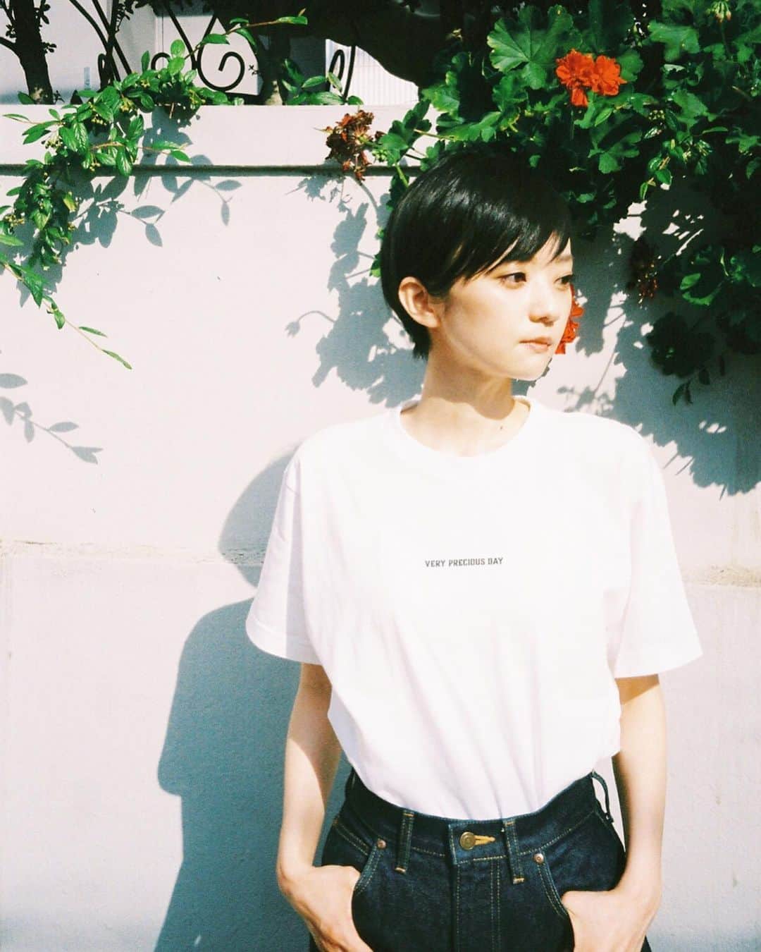 藤井祥子のインスタグラム：「. お友達てっしー @tex00 の ニューブランド( @sparwniks )Tシャツ、@nikoand_official で販売中です〜🎉 . . 【 Sparw niks / 3days series 】  クリエーターズユニットSKIN ( skin wraps around the world )の一人が手がける新ブランドSparw niks (スパロウニクス)がローンチ。 「世の中を包む」をテーマに活動しているskinの遊び心はそのままに、よりライフスタイルに寄せたグラフィックやフォトを使い、新しい世界観を表現しています。 . . VERY PRECIOUS DAY /とても大切な日」