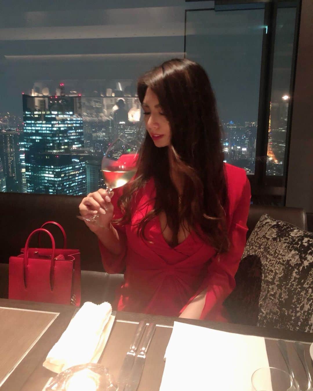 堀えりかさんのインスタグラム写真 - (堀えりかInstagram)「お誕生日月間という事で お景色のお綺麗なお店でdinner🍽✨ 美味しかった😋 . けどfashion show前により太る予感🤦‍♀️ 帰ったらダイエットしなければ(´ω｀) . .  #誕生日 #誕生日月間 #夜景 #dinner」7月4日 8時19分 - xerikax143