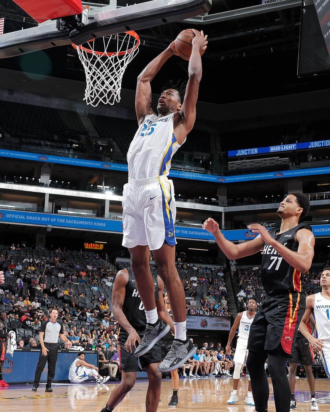 ゴールデンステート・ウォリアーズさんのインスタグラム写真 - (ゴールデンステート・ウォリアーズInstagram)「Damian Jones scored a team-high 15 points as the Dubs fall 73-65 in Game 3 of the California Classic.」7月4日 8時23分 - warriors