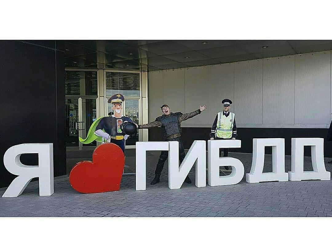 アレクセイ・ロゴノフさんのインスタグラム写真 - (アレクセイ・ロゴノフInstagram)「Сегодня, 3 июля, празднуется день ГИБДД МВД РФ — профессиональный праздник работников государственной инспекции безопасности дорожного движения🚨  В честь праздника, давайте забудем о негативе, а вспомним хорошие моменты взаимодействия с ГИБДД (или мотобатом, если он есть в вашем городе)😉 Если честно, меня сотрудники нашей полиции выручали не раз.  На дорогах общего пользования случается всякое... Все мы люди, не смотря на статус и чин.  На днях, буквально, вырубило у меня всю электронику на мотоцикле, заглох, стою на островке на Алтушке, ковыряюсь, ищу причину... Неподалёку работали инспекторы ГИБДД, на посту 2 машины с мигалками, видимо рейд выполняли. Останавливали в основном таксистов. Дай, думаю, проверю, вдруг проблема в генераторе, но для этого нужны клемы чтобы проверить, жив ли аккумулятор или высадился. Подкатил байк к сотрудникам, объяснил ситуацию. Мало того, что клемы дали, так ещё и капот открыли чтобы "прикурить". Генератор слава богу, оказался в порядке! В итоге обнаружилось что центральный предохранитель перегорел из-за короткого замыкания... но сотрудникам ГИБДД большое спасибо за отзывчивость и понимание!  Жду ваши истории, о том, как вам помогли сотрудники ГИБДД👇 . . . #АлексейРогонов #деньГИБДД #ГИБДД #ГАИ #Мотобат #moto」7月4日 8時26分 - rogonov_alex