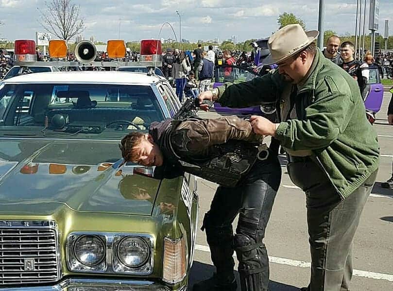 アレクセイ・ロゴノフさんのインスタグラム写真 - (アレクセイ・ロゴノフInstagram)「Сегодня, 3 июля, празднуется день ГИБДД МВД РФ — профессиональный праздник работников государственной инспекции безопасности дорожного движения🚨  В честь праздника, давайте забудем о негативе, а вспомним хорошие моменты взаимодействия с ГИБДД (или мотобатом, если он есть в вашем городе)😉 Если честно, меня сотрудники нашей полиции выручали не раз.  На дорогах общего пользования случается всякое... Все мы люди, не смотря на статус и чин.  На днях, буквально, вырубило у меня всю электронику на мотоцикле, заглох, стою на островке на Алтушке, ковыряюсь, ищу причину... Неподалёку работали инспекторы ГИБДД, на посту 2 машины с мигалками, видимо рейд выполняли. Останавливали в основном таксистов. Дай, думаю, проверю, вдруг проблема в генераторе, но для этого нужны клемы чтобы проверить, жив ли аккумулятор или высадился. Подкатил байк к сотрудникам, объяснил ситуацию. Мало того, что клемы дали, так ещё и капот открыли чтобы "прикурить". Генератор слава богу, оказался в порядке! В итоге обнаружилось что центральный предохранитель перегорел из-за короткого замыкания... но сотрудникам ГИБДД большое спасибо за отзывчивость и понимание!  Жду ваши истории, о том, как вам помогли сотрудники ГИБДД👇 . . . #АлексейРогонов #деньГИБДД #ГИБДД #ГАИ #Мотобат #moto」7月4日 8時26分 - rogonov_alex