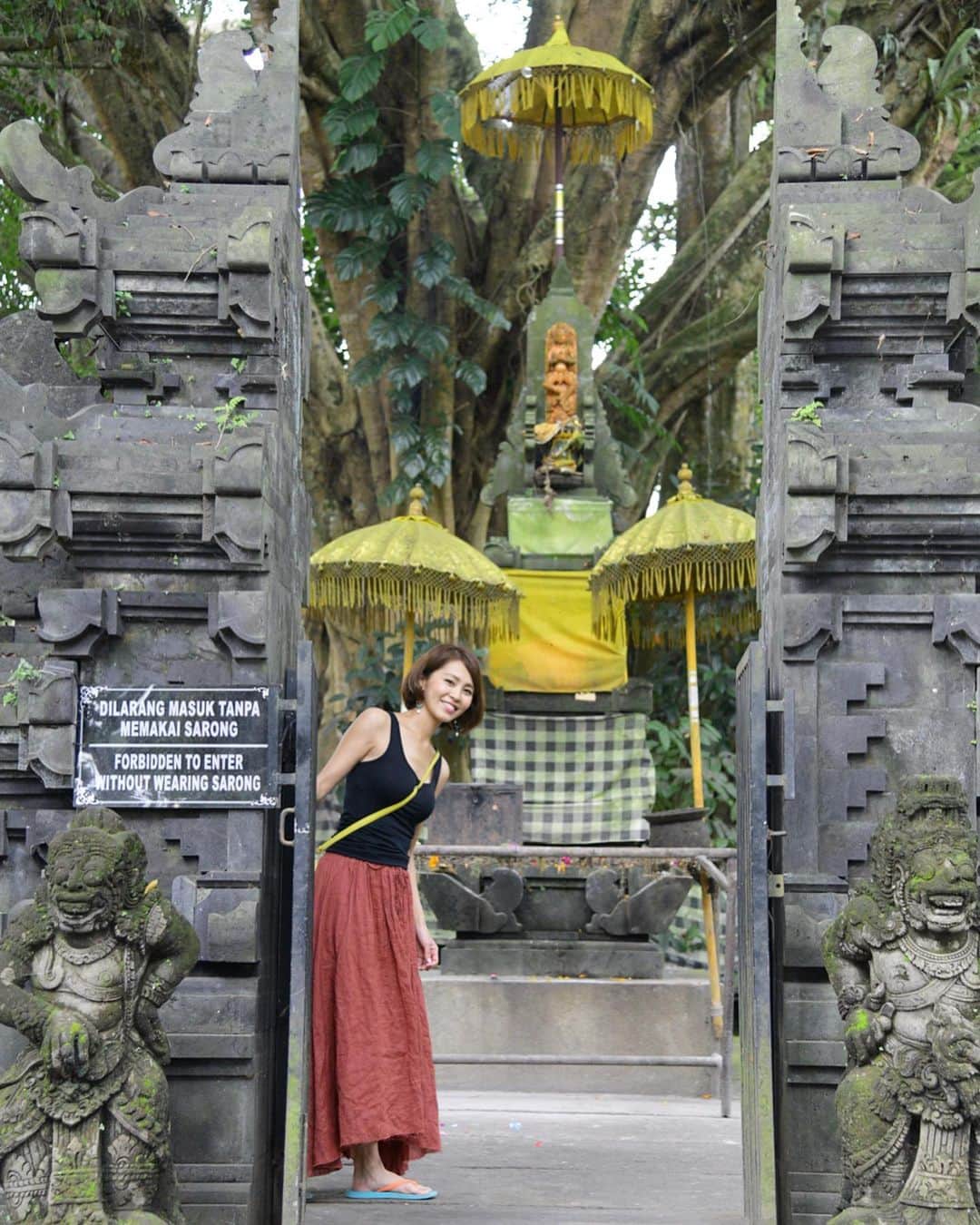 坂元美香さんのインスタグラム写真 - (坂元美香Instagram)「世界遺産ティルタ・ウンプル寺院 . バリに来たら絶対寺院に行きたかったの。市場だと日本人価格でひとつ3000円のかごバッグも、ここのおみやげ屋さん通りではひとつ1000円で買える🤩爆買いしたいけど荷物増えるから二つだけにしておいた😋 . Special thanks for @tiketcom @andytoyoda @nikonikobali.tour @kemenpar @pesonaid_travel @indtravel @ceritadestinasi 🙏 photographer @hitomaki_photo  #tiketWonderfulIndonesia #semuaadatiketnya #バリ #バリ島 #インドネシア #バリ旅行 #bali #baliindonesia #tirtaempul #puratirtaempul #temple #ティルタウンプル寺院 #世界遺産 #ウブド #寺院 #寺スタグラム #旅スタグラム #坂元旅ログ #triptobaliasinfluencer」7月4日 8時29分 - mika_saka