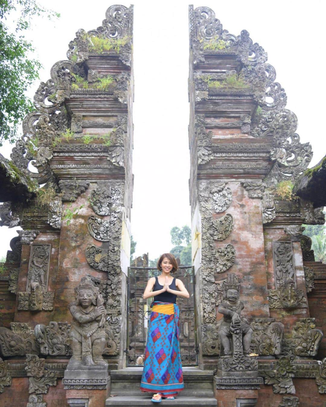 のインスタグラム：「世界遺産ティルタ・ウンプル寺院 . バリに来たら絶対寺院に行きたかったの。市場だと日本人価格でひとつ3000円のかごバッグも、ここのおみやげ屋さん通りではひとつ1000円で買える🤩爆買いしたいけど荷物増えるから二つだけにしておいた😋 . Special thanks for @tiketcom @andytoyoda @nikonikobali.tour @kemenpar @pesonaid_travel @indtravel @ceritadestinasi 🙏 photographer @hitomaki_photo  #tiketWonderfulIndonesia #semuaadatiketnya #バリ #バリ島 #インドネシア #バリ旅行 #bali #baliindonesia #tirtaempul #puratirtaempul #temple #ティルタウンプル寺院 #世界遺産 #ウブド #寺院 #寺スタグラム #旅スタグラム #坂元旅ログ #triptobaliasinfluencer」