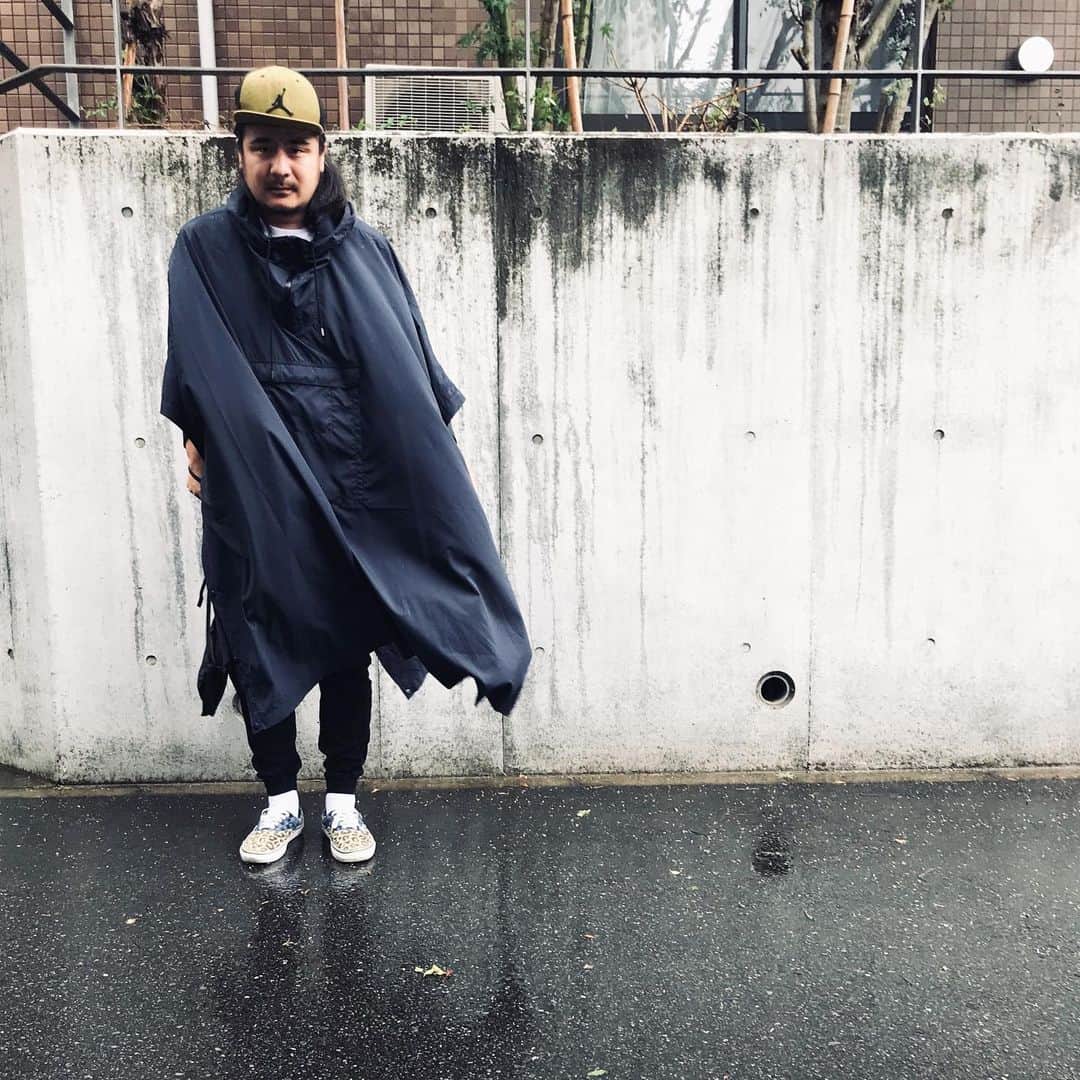 のインスタグラム：「鎌倉ロケ🏄‍♂️ ・・・ なのに☔️ ・・・ カッパ着るしかないぞ。  raincoat／JUHA @juhatokyo  sneakers／VANS @vans  cap／AIR JORDAN @air.jordans.kicks ・・・ #longhairoldschool #ootd #me #storm #rain #raincoat #poncho #outfit #tokyo #wear #wearing #stylist #fashion #mensblog #menswear #coordinate #パパコーデ #雨 #レインコート #カッパ #雨合羽」