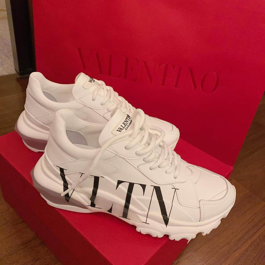 えりんこのインスタグラム：「#vltn #valentino  ジム用に！ってジム行ってないけどね☺️」