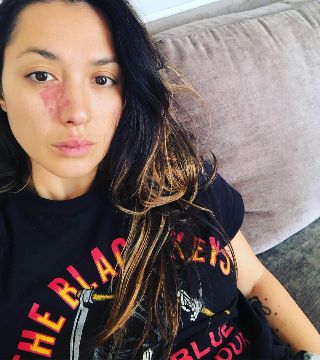 ミシェル・ブランチのインスタグラム：「This is 36 ❤️ more comfortable in my own skin than ever before but needing a helluva lot more coffee to function. Thanks for all the birthday love ✨ #portwinestain」