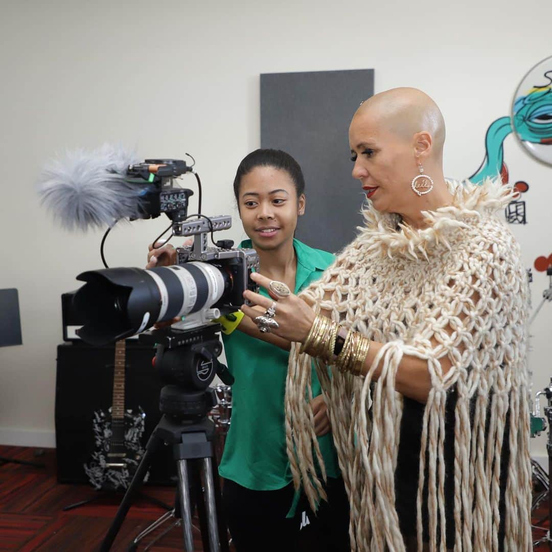 The GRAMMYsさんのインスタグラム写真 - (The GRAMMYsInstagram)「In an intimate one-on-one mentoring session, Music Video Director @Milchito took time out of her day to give @univmiami #GRAMMYU member @GabrielleChin incredible advice and industry insights that will shape her future. Gabrielle emphasized why it was important to learn from Milcho “because you get a real, uncut perspective of what it is like to work in the music industry, learn about the long hours, and what it’s really like behind the scenes.” Swipe ↔️ to learn more about this incredible pair! ---------------------------------------------------------- We’re connecting GRAMMY U members (college students) with successful thought leaders in the music industry to bring you first-hand stories on the importance of mentoring the next generation of music professionals and how it has impacted both of their lives. 🎶 Let us know who has inspired your career by tagging them in the comments below. #GRAMMYUMentor」7月4日 8時38分 - recordingacademy