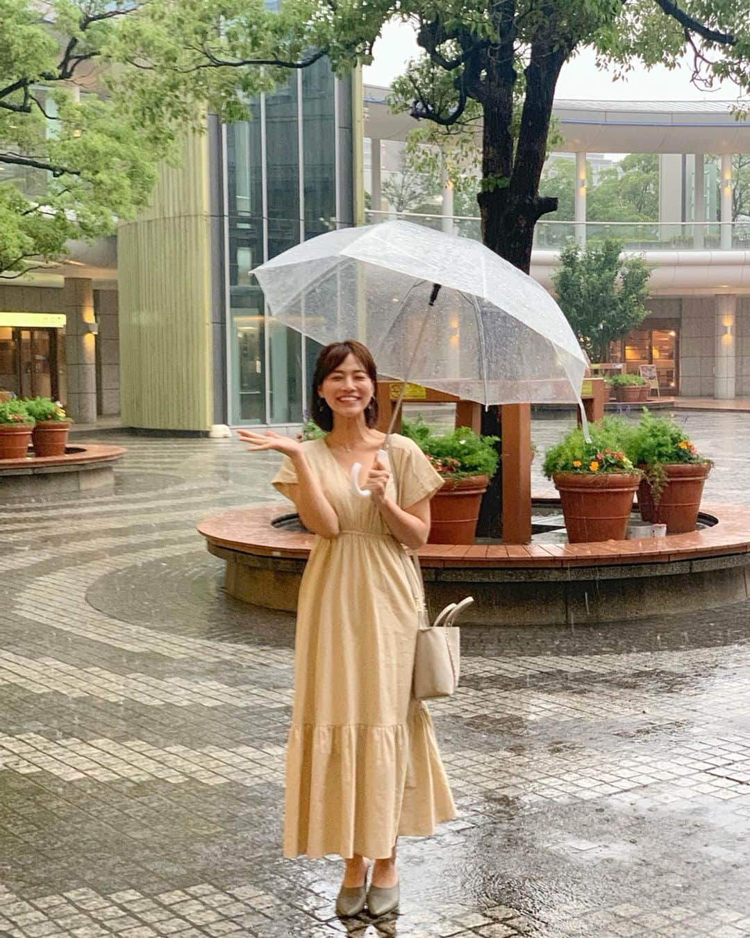 石井里奈さんのインスタグラム写真 - (石井里奈Instagram)「おはよん☺️✨ . 今朝も雨ですね☔️ . 雨だからテンション下がる人も多いかもしれないけど、雨のお天気も楽しんで、今日も楽しく頑張りましょ❤️✨ . dress... @mieli_invariant . 私は週末の松田聖子ライブに向けて モッキンバードを予習中🎧🎶 . 歌詞がとにかくとんでもなく可愛いの🥺 . ちゅんちゅるるー🕊 . 今日も頑張っていきましょう❤️ . #雨の日コーデ #傘 #折りたたみ傘 #梅雨#雨の日 #梅雨明け#7月コーデ #ビニール傘 #fashion #ファッション #コーディネート #コーデ #梅雨コーデ #雨 #rain #rainyday #umbrella #マキシワンピ #rainbowslime #juky #ワンピース #雨模様 #雨の日の過ごし方 #雨上がり #りなまるコーデ」7月4日 8時47分 - ri7tin1025