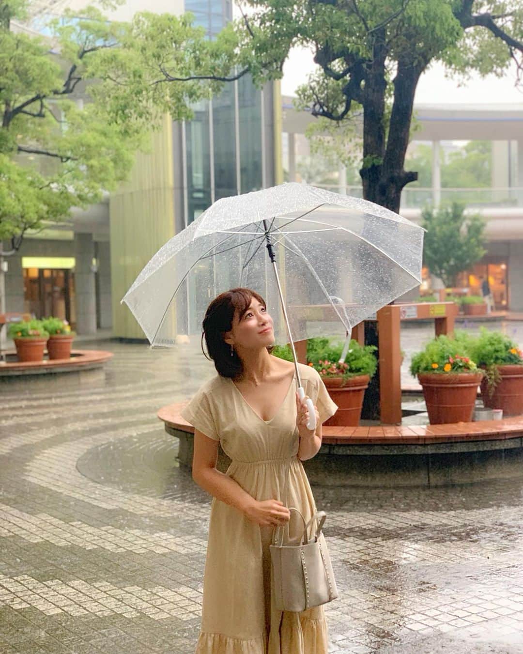 石井里奈さんのインスタグラム写真 - (石井里奈Instagram)「おはよん☺️✨ . 今朝も雨ですね☔️ . 雨だからテンション下がる人も多いかもしれないけど、雨のお天気も楽しんで、今日も楽しく頑張りましょ❤️✨ . dress... @mieli_invariant . 私は週末の松田聖子ライブに向けて モッキンバードを予習中🎧🎶 . 歌詞がとにかくとんでもなく可愛いの🥺 . ちゅんちゅるるー🕊 . 今日も頑張っていきましょう❤️ . #雨の日コーデ #傘 #折りたたみ傘 #梅雨#雨の日 #梅雨明け#7月コーデ #ビニール傘 #fashion #ファッション #コーディネート #コーデ #梅雨コーデ #雨 #rain #rainyday #umbrella #マキシワンピ #rainbowslime #juky #ワンピース #雨模様 #雨の日の過ごし方 #雨上がり #りなまるコーデ」7月4日 8時47分 - ri7tin1025