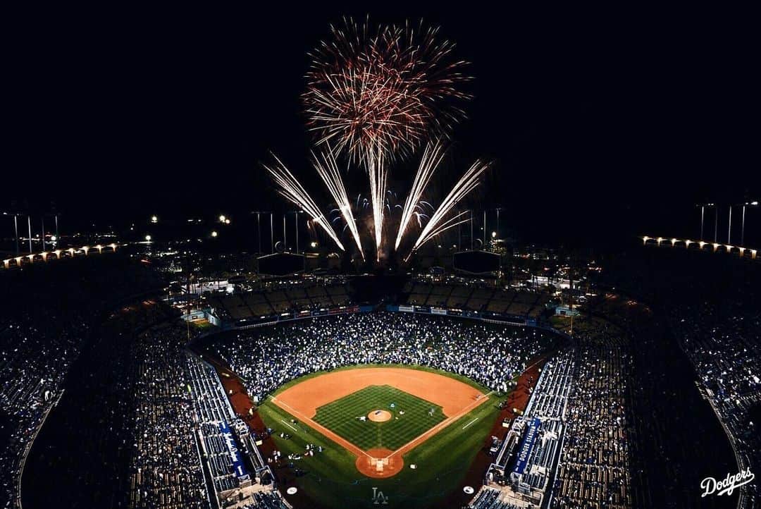 Los Angeles Dodgersさんのインスタグラム写真 - (Los Angeles DodgersInstagram)「We have your Fourth of July weekend plans right here. Bring the family to Dodger Stadium and watch holiday fireworks tomorrow and Friday! 🎟: Dodgers.com/promotions.」7月4日 8時54分 - dodgers
