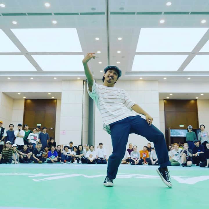 のインスタグラム：「Moves back in May for @arenadancecomp in Chengdu, China. Have yet to dive into the new Case Study 01 👀 Can’t wait to take a listen. For now here is some Choreo I made to “Beauty & Essex” by @freenationals ft. @danielcaesar that I taught for class. Swipe to the 3rd video watch the beautiful @haenihaenihaeni & @soleilachaou float effortlessly 🍃 . . . . . . . 🎎 💍update: 2 months and 2 weeks of marriage😀So far so good! haha We’ve taken June to reset and focus inward, gotta be good to ourselves which helps us be good to others:) For ex, we recently got a gym membership and have been going for it...ish. lol (Trying to get my Bieber Tour body back 😂) Mainly just hella cardio, swimming, hiking, biking and just overall being active cuz you know...move is life man. On another note, we’ve had to work out and discuss cooking in the kitchen and house cleanliness lol🤷🏻‍♂️ We both do things differently, especially growing up with different cultures. 🇵🇭🇯🇵 So approach and communication has been key for us to avoiding conflicts. Long story short, when she takes point, listen well, stay out the way, help when needed. When I take point, let me do my thing and mess up, eventually I’ll figure things out. That’s about it.」