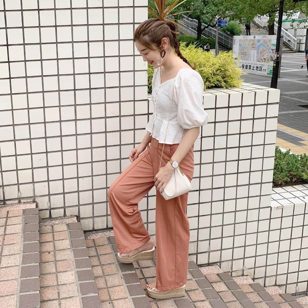 mina hinokuchiのインスタグラム：「. スラックスパンツヘビロテ中◎◎ 昨日は綿麻ブラウスと☀︎ . #whoswhochico #salonbychico #フーズフーチコ #salonbychico_yokohama #mina_chicode #横浜 #横浜ルミネ #スラックスパンツ」