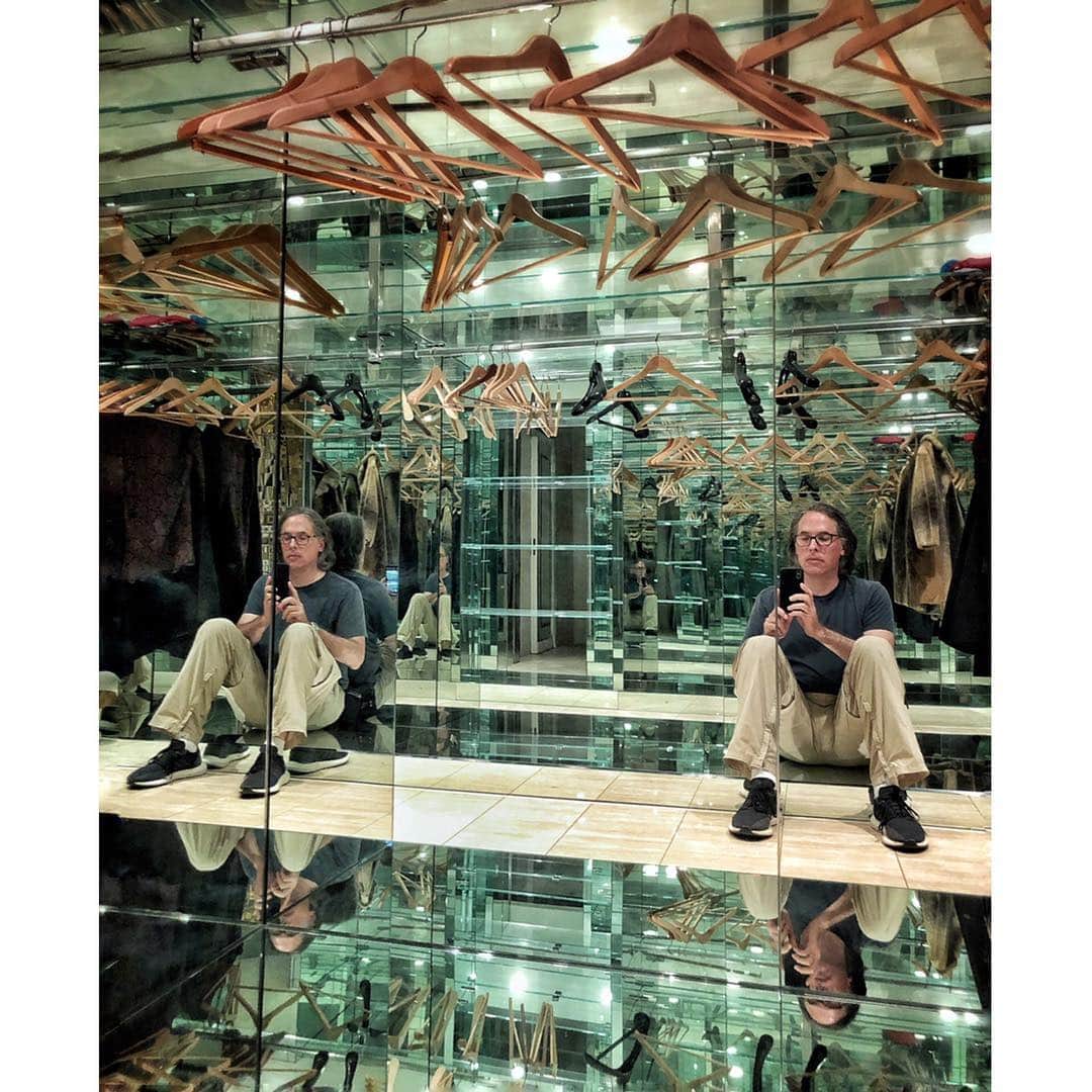ロドリゴ・プリエトのインスタグラム：「In an empty narcissist’s closet」
