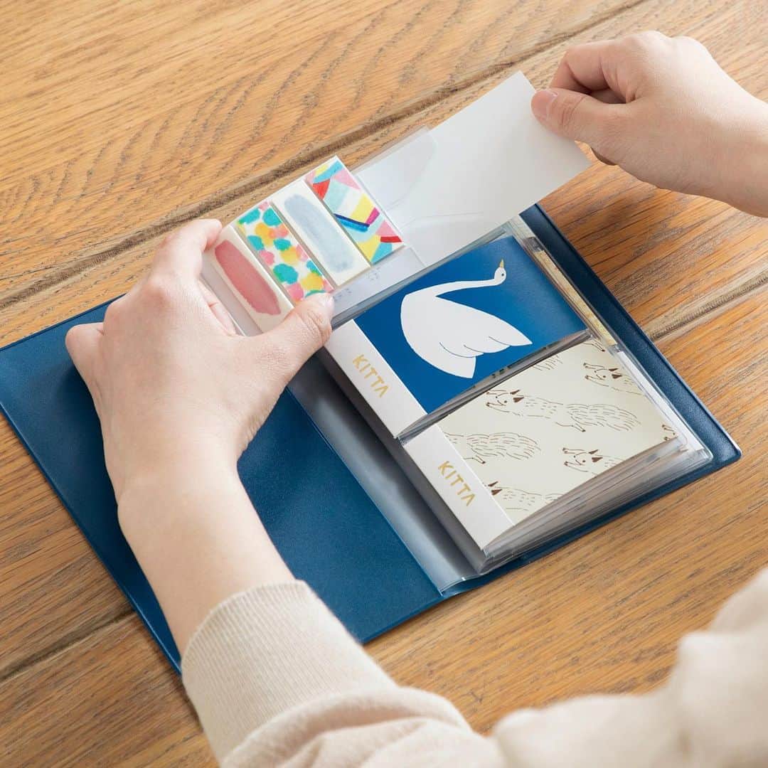 HITOTOKIさんのインスタグラム写真 - (HITOTOKIInstagram)「KITTAをそのまま収納・保管しておける専用ファイル「KITTA FILE」がついに登場！﻿ ﻿ 実はこれまで「集めたKITTAを収納できるファイルが欲しい！」というご要望をたくさんいただいておりました。﻿ 専用ファイルとしてご紹介するならば、使いやすさに徹底的にこだわりたい！という思いから「出し入れすることなく、収納したままKITTAが使える」特別なポケットを考えました。﻿ 集めたKITTAを図鑑のように眺めて楽しむことも大切にしています。﻿ ﻿ サイズはたっぷり収納できる24ポケットと、持ち歩きにぴったりな6ポケットの2サイズ。﻿ 表紙のデザインはそれぞれ2種類から選べます。 ﻿ ﻿ [ 24ポケット ]﻿ ・スワン﻿ ・コアライヌ﻿ ﻿ [ 6ポケット ]﻿ ・フラワー﻿ ・チェック﻿ ﻿ 24ポケットは950円(税別)、6ポケットは680円(税別)です。﻿ KITTAの新デザインと一緒に、2019年7月12日(金)発売です。﻿ ﻿ #hitotoki﻿ #ヒトトキ﻿ #KITTA﻿ #キッタ﻿ #KITTAFILE #キッタファイル #コアライヌ #新商品﻿ #マスキングテープ﻿ #マステ﻿ #文房具好き﻿ #ファイル #miyagichika #yamabatosha #ヒトトキ文具」7月4日 9時09分 - hitotoki_official