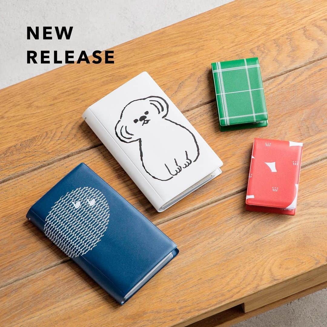 HITOTOKIさんのインスタグラム写真 - (HITOTOKIInstagram)「KITTAをそのまま収納・保管しておける専用ファイル「KITTA FILE」がついに登場！﻿ ﻿ 実はこれまで「集めたKITTAを収納できるファイルが欲しい！」というご要望をたくさんいただいておりました。﻿ 専用ファイルとしてご紹介するならば、使いやすさに徹底的にこだわりたい！という思いから「出し入れすることなく、収納したままKITTAが使える」特別なポケットを考えました。﻿ 集めたKITTAを図鑑のように眺めて楽しむことも大切にしています。﻿ ﻿ サイズはたっぷり収納できる24ポケットと、持ち歩きにぴったりな6ポケットの2サイズ。﻿ 表紙のデザインはそれぞれ2種類から選べます。 ﻿ ﻿ [ 24ポケット ]﻿ ・スワン﻿ ・コアライヌ﻿ ﻿ [ 6ポケット ]﻿ ・フラワー﻿ ・チェック﻿ ﻿ 24ポケットは950円(税別)、6ポケットは680円(税別)です。﻿ KITTAの新デザインと一緒に、2019年7月12日(金)発売です。﻿ ﻿ #hitotoki﻿ #ヒトトキ﻿ #KITTA﻿ #キッタ﻿ #KITTAFILE #キッタファイル #コアライヌ #新商品﻿ #マスキングテープ﻿ #マステ﻿ #文房具好き﻿ #ファイル #miyagichika #yamabatosha #ヒトトキ文具」7月4日 9時09分 - hitotoki_official
