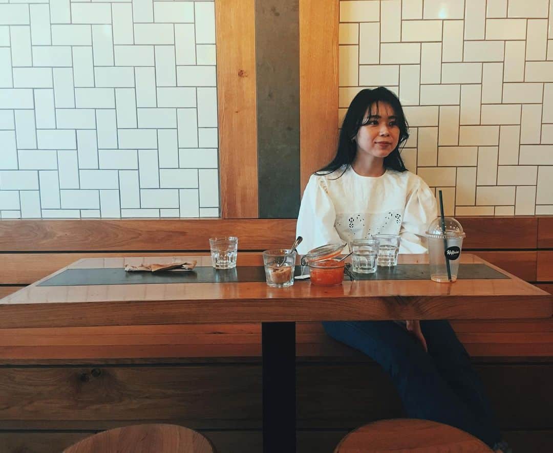 Yu-kiのインスタグラム：「ロンドンで暮らす穏やかで充実した毎日💭私はいつまでここで暮らすんだろう？と、ワーホリでいた頃とは違って今選択肢がある分、自分のこれからのベースがどこになるのかとこればかりは常に考える。考えても半年後だってどうなってるかわからないし、なるようになるんだろうけど、ただ早く知りたい🤣どこに行ったっていいのだけど、楽しむことだけは忘れないようにしよう🙆🏻‍♀️今週末も楽しい予定いっぱい〜夏のロンドンしあわせ〜🧡#London#unitedkingdom」