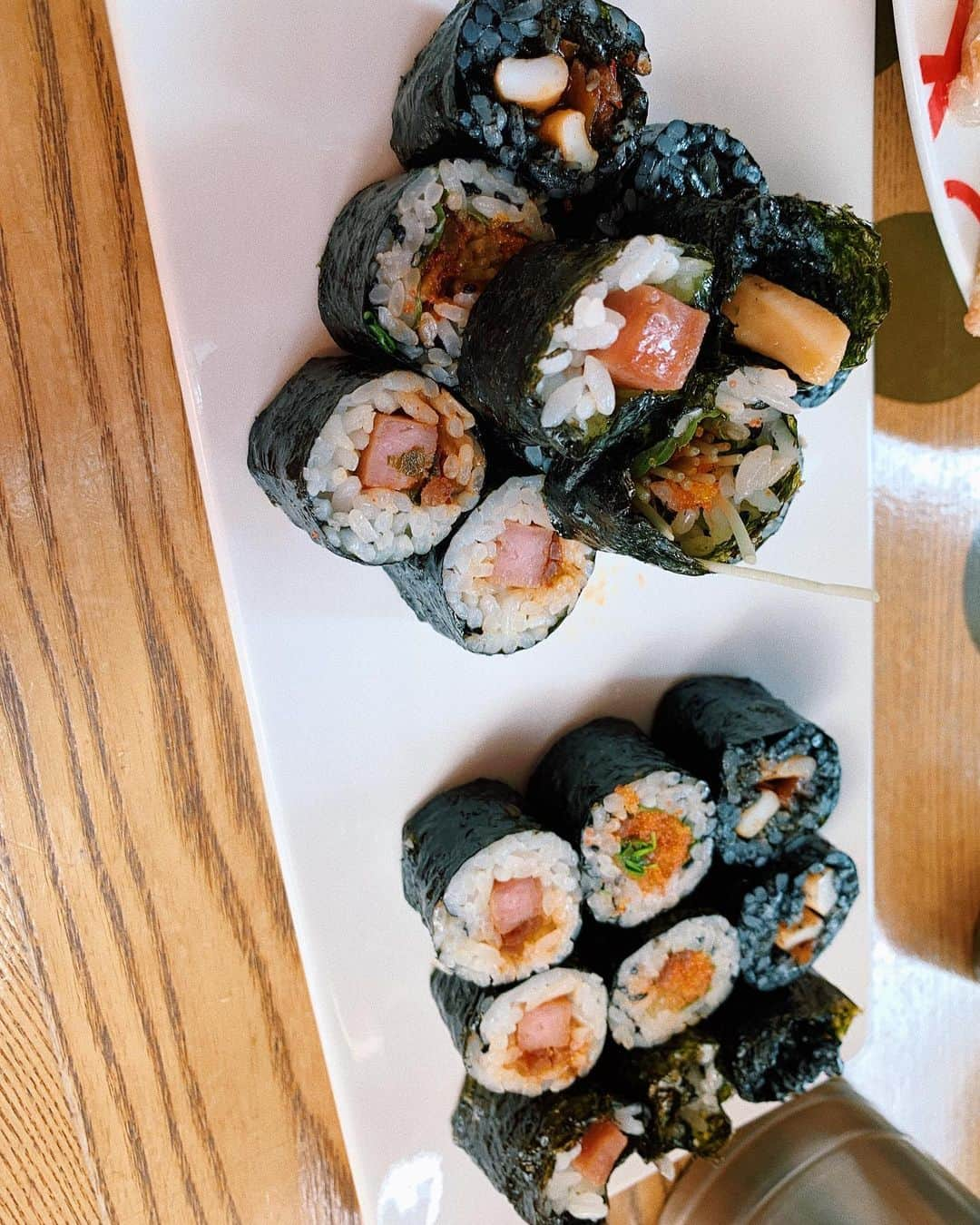 小祝麻里亜さんのインスタグラム写真 - (小祝麻里亜Instagram)「【SCHOOL FOOD／グルメ ・新沙カロスキル 】 ． 日本にもあった、スクールフード🍴チェーン店なだけあって、韓国にもあちらこちらに店舗があります🙆‍♀️ ． ここに今回寄ったのは、空港に向かうのにあと30分しかない❗️お腹すいた❗️배고파요〜🥺となり、駆け込みました☺️👌 ． ぱぱっと食べたい時におすすめです。いろんな種類のキンパ(김밥)が乗っかった、ミックスキンパと、トッポッキ(떡볶이)とスンデ(순대)などが並んだプレートをオーダー。短い滞在時間でいろんな種類の韓国料理をつまめますよ🕺 スンデがワゴントラックで買ったやつより、美味しかった💕 ． 新沙カロスキル店にお邪魔したら、入り口で大きなクマ🐻に遭遇したので、映えてもらうために一緒に撮影。若干嫌がってるようにも見えますね笑 ． 便利なので 困ったら駆け込むのアリですよ💘 ． ． 行き方👉地下鉄3号線 新沙駅 8番出口 徒歩5分です。カロスキルのメイン通りにあるよ！ ． ． ＿＿＿＿＿＿＿＿＿＿＿ #travel #soul #gourmet #schoolfood #韓国 #ソウル #韓国グルメ #韓国旅行  #旅スタグラム #新沙#カロスキル#キンパ #スンデ #여행#여행기록 #여행스타그램 #막스타그램 #신사 #가로수길  #스쿨푸드 #김떡순 #김밥#떡볶이#순대」7月4日 9時16分 - maria_koiwai