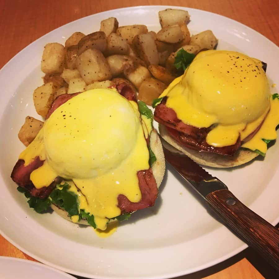 睦さんのインスタグラム写真 - (睦Instagram)「そのうち 食べれたらいいなと 思ってた Eggs ’n Things の エッグベネディクト。  ついでに、 ガーリックシュリンプ ~ノースショアスタイル~も。  美味しかったです。  ブーム体験は、 つい混雑回避しがち。  落ち着いた頃か、もしくは 流行る前かが基本の あまのじゃく者です😅  #eggsnthings  #エッグスンシングス  #エッグベネディクト  #eggsbenedict  #ガーリックシュリンプ  #garlicshrimp  #流行り  #流行  #あまのじゃく  #美味しかった  #delicious  #hawaii  #ハワイ  #レストラン  #restaurant  #シェア  #share  #パンケーキ食べたい  #食べ損ねた  #人気店 は #落ち着いた 頃に #また行く かな #どうでしょう  #ssw  #lyricst  #作詞家  #model  #モデル  #井上睦都実 #睦」7月4日 9時17分 - mutsumi1220