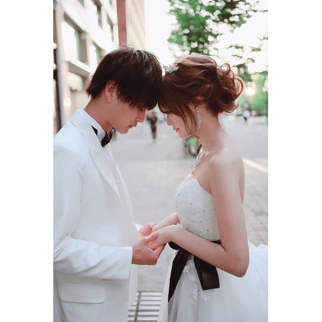 七瀬美月さんのインスタグラム写真 - (七瀬美月Instagram)「前撮りのデータ届いた🌟 お手✊🐹 二ヶ月かかるって言われてたから 二週間で届いてびっくり！😳✨ .  目閉じてくださいと言われてたのに 全然👀開いてる🤔 .  丸の内って素敵ね🧚🏻‍♂️ . .  ヘアメイク♡ @chiiianmaro 💕 .  #wd#gm#前撮り#tokyo #東京駅前撮り#夫婦#tuxedo  #ウェディングドレス#wedding #weddingdress #instalove  #タキシード#ゼクシィ2019#東京駅 #Photo#写真#プレ花嫁#みんなのウェディング」7月4日 9時24分 - yskwask1114
