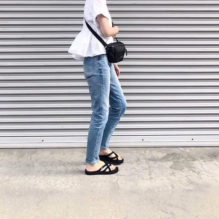 えりんこさんのインスタグラム写真 - (えりんこInstagram)「tops/ @clane_official  denim/ @redcardtokyo  bag/ @arcteryx  shoes/ @teva」7月4日 9時21分 - erinco_____