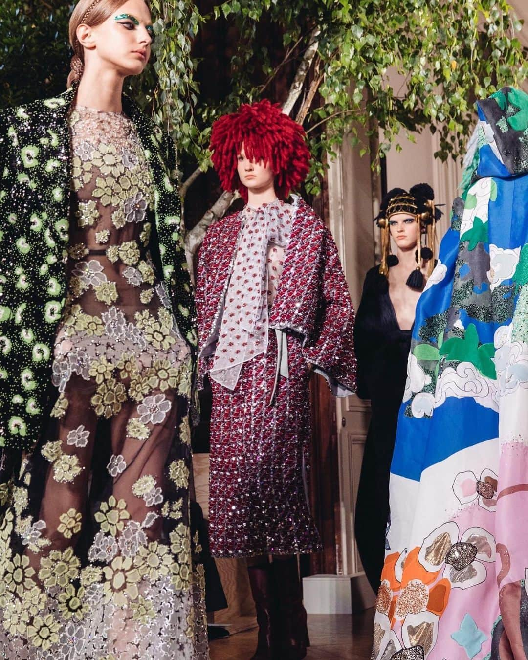 Vogue Runwayさんのインスタグラム写真 - (Vogue RunwayInstagram)「The major takeaway from the @maisonvalentino Fall 2019 couture show: sensational, glorious, buoyant color, often in surprising combinations. There was handwork to make the jaw drop, like a long dress with floral appliqués so painstaking to render they required 990 hours. Tap the link in bio to see every look. Photographed by @coreytenold.」7月4日 9時21分 - voguerunway