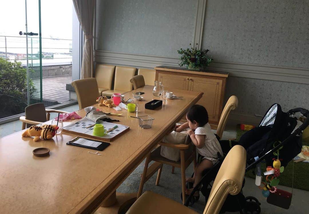荒木麻里子さんのインスタグラム写真 - (荒木麻里子Instagram)「昨日は楽しみにしていたランチでした♥︎ . 見晴らしの良い場所だから、雨が降ってなくて良かった。 . 広い個室に#キッズスペース も用意してもらって、凄く居心地良かったです☺︎ . 静岡だと @nasubigroup が子連れには有り難い☀︎ . . . #子連れで外食  #子連れランチ  #子連れランチ静岡  #子連れランチ清水 #なすびグループ  #ちょっとずつプレート  #ランチプレート  #ランチプレートセット  #娘は揚げ物系のみ食べる #清水ランチ  #静岡ランチ  #静岡ランチ巡り  #清水テルサ  #清水テルサ８階  #マリナート清水  #マリナート  #静岡グルメ  #海の見えるレストラン  #海の見えるレストランでランチ  #静岡グルメ情報」7月4日 9時32分 - marilyn198612