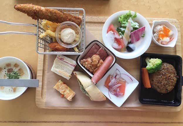 荒木麻里子さんのインスタグラム写真 - (荒木麻里子Instagram)「昨日は楽しみにしていたランチでした♥︎ . 見晴らしの良い場所だから、雨が降ってなくて良かった。 . 広い個室に#キッズスペース も用意してもらって、凄く居心地良かったです☺︎ . 静岡だと @nasubigroup が子連れには有り難い☀︎ . . . #子連れで外食  #子連れランチ  #子連れランチ静岡  #子連れランチ清水 #なすびグループ  #ちょっとずつプレート  #ランチプレート  #ランチプレートセット  #娘は揚げ物系のみ食べる #清水ランチ  #静岡ランチ  #静岡ランチ巡り  #清水テルサ  #清水テルサ８階  #マリナート清水  #マリナート  #静岡グルメ  #海の見えるレストラン  #海の見えるレストランでランチ  #静岡グルメ情報」7月4日 9時32分 - marilyn198612