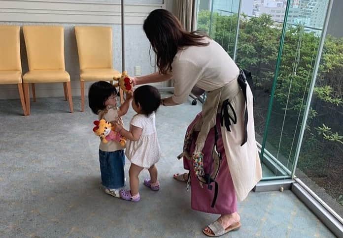 荒木麻里子さんのインスタグラム写真 - (荒木麻里子Instagram)「昨日は楽しみにしていたランチでした♥︎ . 見晴らしの良い場所だから、雨が降ってなくて良かった。 . 広い個室に#キッズスペース も用意してもらって、凄く居心地良かったです☺︎ . 静岡だと @nasubigroup が子連れには有り難い☀︎ . . . #子連れで外食  #子連れランチ  #子連れランチ静岡  #子連れランチ清水 #なすびグループ  #ちょっとずつプレート  #ランチプレート  #ランチプレートセット  #娘は揚げ物系のみ食べる #清水ランチ  #静岡ランチ  #静岡ランチ巡り  #清水テルサ  #清水テルサ８階  #マリナート清水  #マリナート  #静岡グルメ  #海の見えるレストラン  #海の見えるレストランでランチ  #静岡グルメ情報」7月4日 9時32分 - marilyn198612