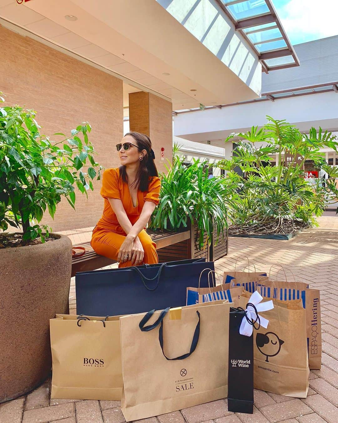 Lalá Noletoさんのインスタグラム写真 - (Lalá NoletoInstagram)「Como a gente sai do @catarinafashionoutlet ? Carregada de compras incríveis! Eu AMO ir ao Catarina. Fico impressionada com os descontos enormes e com o mix de marcas super completo. Desde marcas de alto luxo como também o fast fashion que a gente ama! Super próximo de São Paulo e por uma estrada segura. SUPER programa para quem está por aqui no feriado, hein! Catarina é VIDA 😍  How do we leave @catarinafashionoutlet?  Loaded with incredible shopping!  I LOVE going to Catarina.  I'm impressed by the huge discounts and the mix of super complete brands.  From high luxury brands as well as the fast fashion that we love!  Super close to São Paulo and by a safe road.  SUPER program for those who are here on holiday, huh!  Catarina is a WAY OF LIVING 😍  Comment quittons-nous @catarinafashionoutlet?  Chargé de shopping incroyable!  J'adore aller à Catarina.  Je suis impressionné par les rabais énormes et le mélange de marques super complètes.  Des grandes marques de luxe et de la mode rapide que nous aimons!  Super proche de São Paulo et par une route sûre.  SUPER programme pour ceux qui sont ici en vacances, hein!  Catarina est une manière de vivre😍」7月4日 9時24分 - lalanoleto