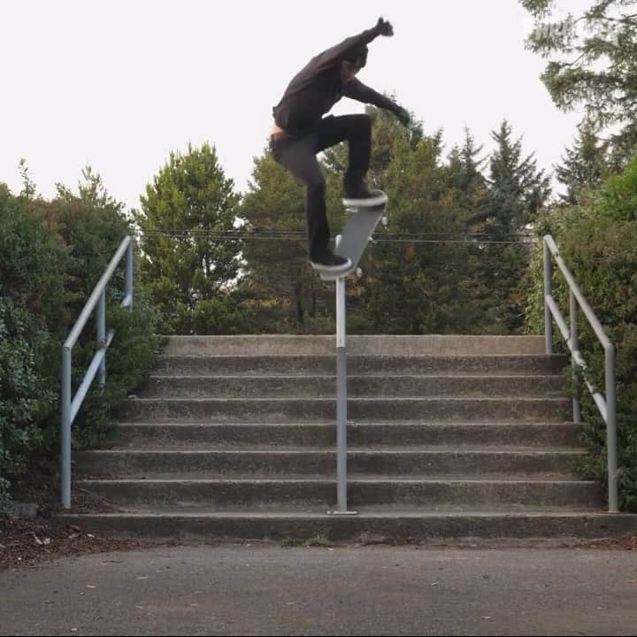 スラッシャーのインスタグラム：「👉🏽 @davidgravette’s new @bronsonspeedco part is LIVE on ThrasherMagazine.com 📡」